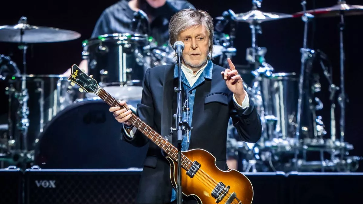 was paul mccartney at the super bowl 0037