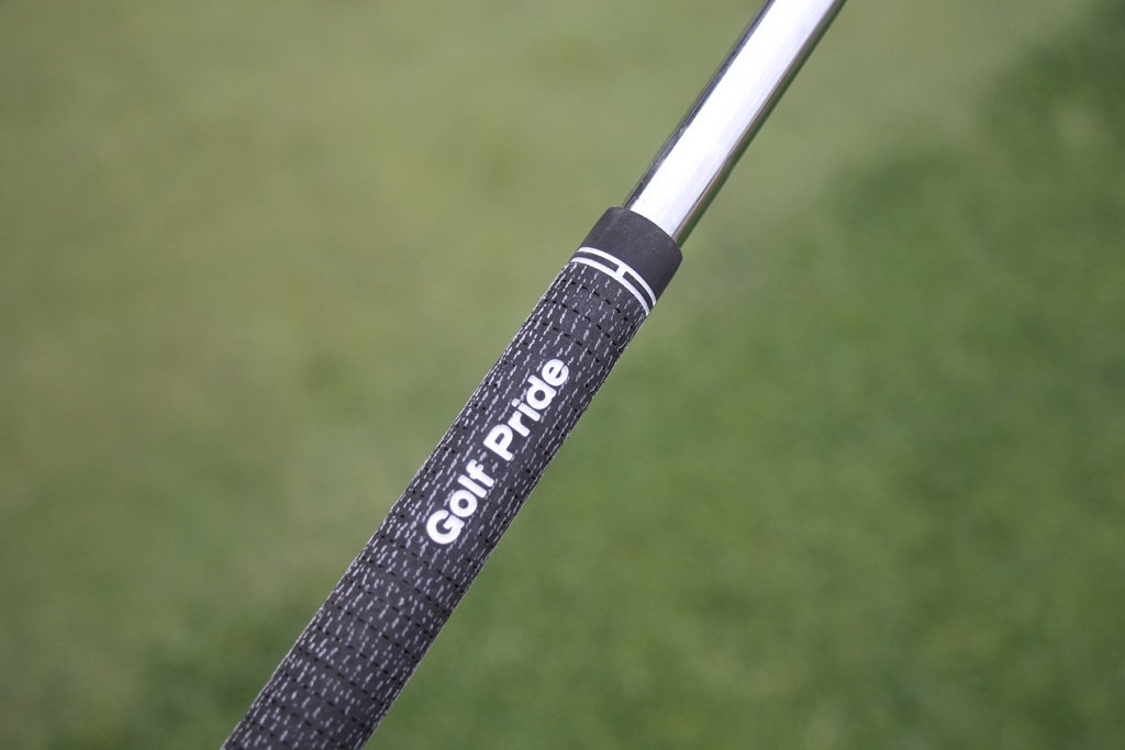 What grips does Tiger use 0015