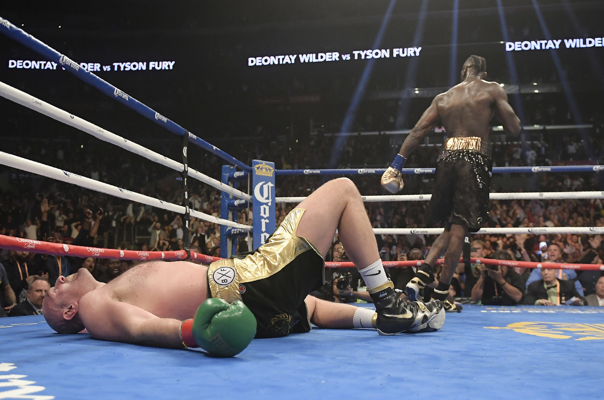 wilder knocks down fury 0010