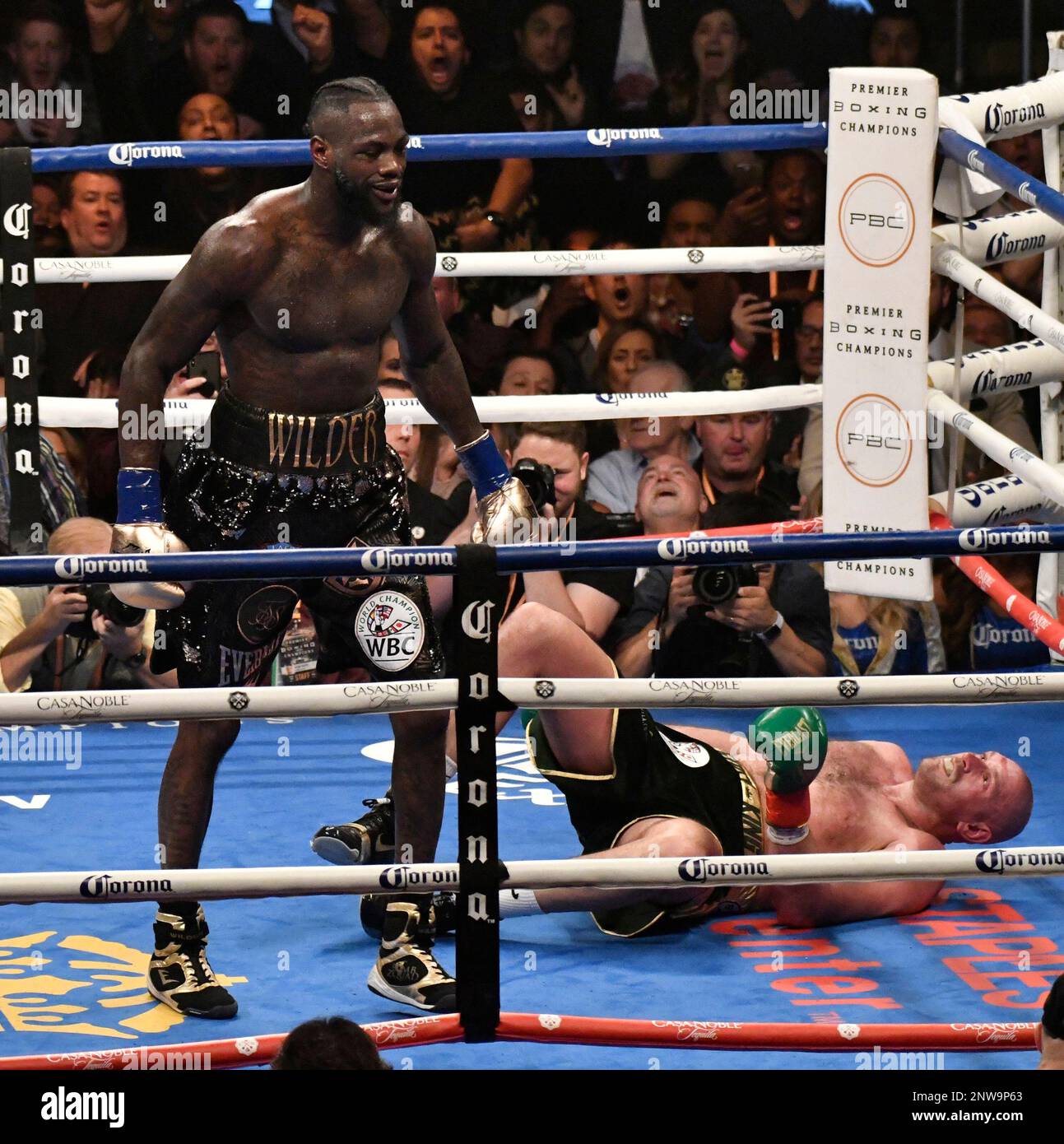 wilder knocks down fury 0011