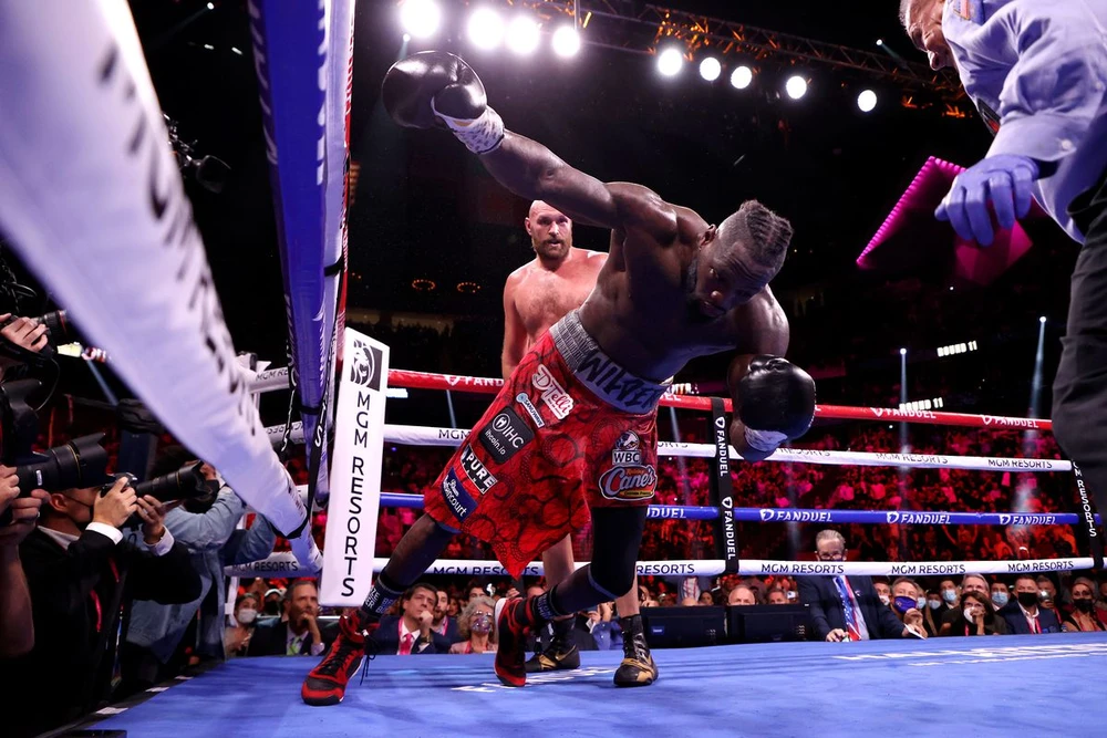 wilder knocks down fury 0013