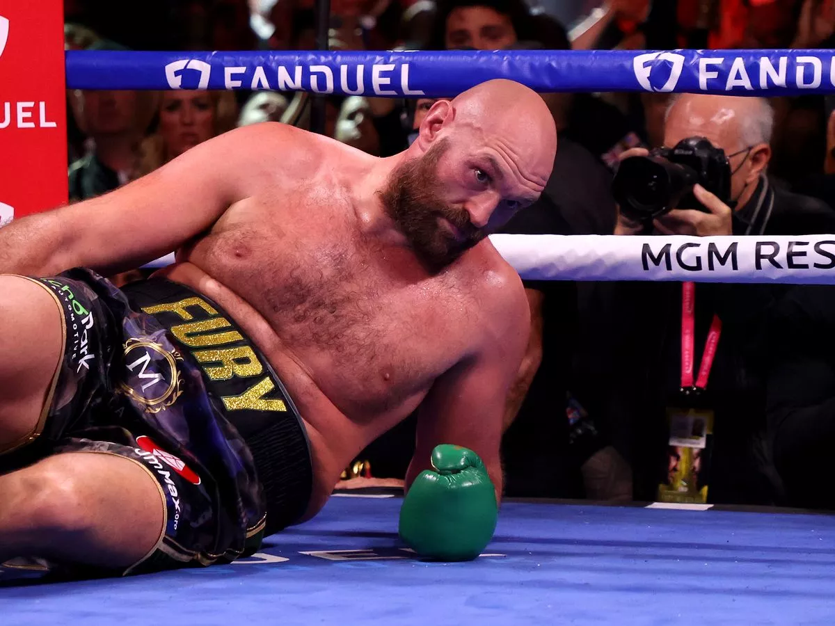 wilder knocks down fury 0014