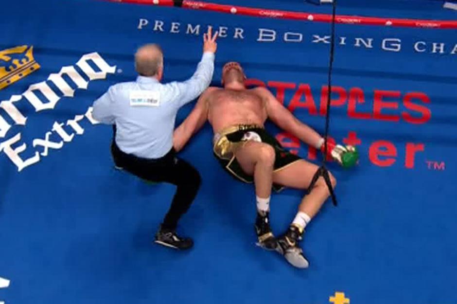 wilder knocks down fury 0017