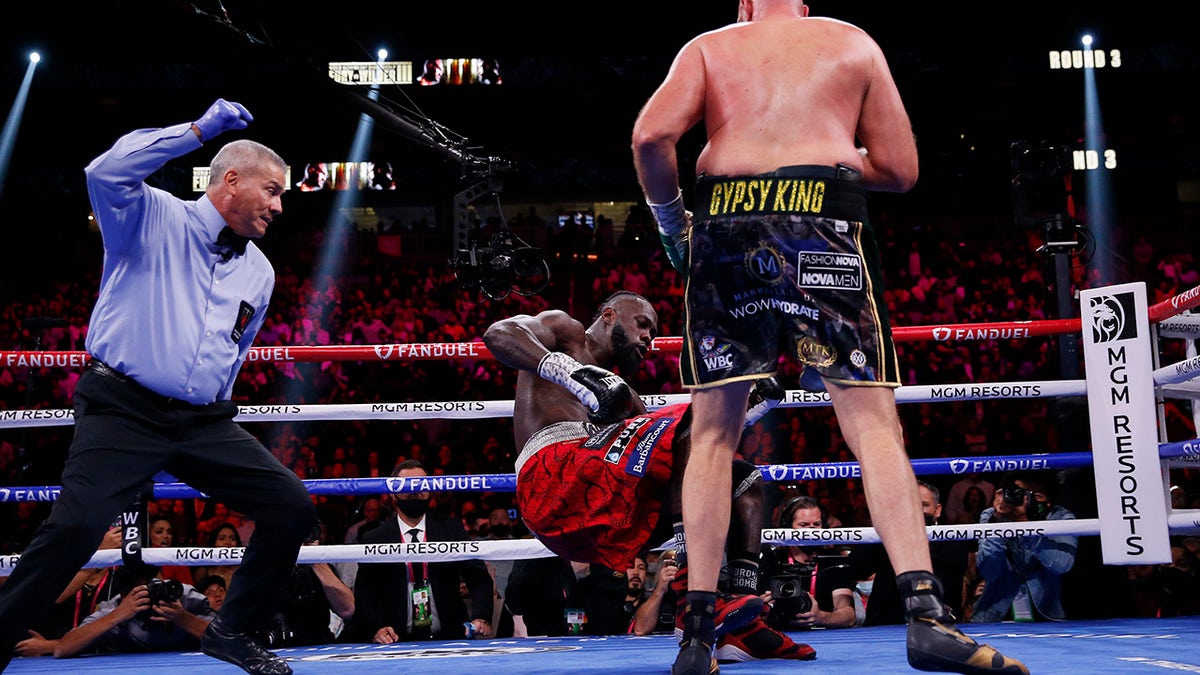 wilder knocks down fury 0026
