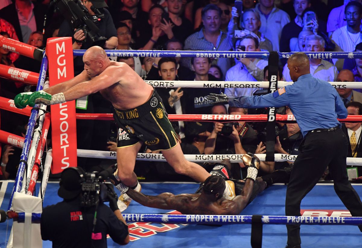 wilder knocks down fury 0038