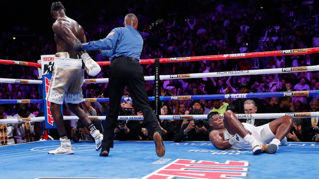 wilder knocks down fury 0040