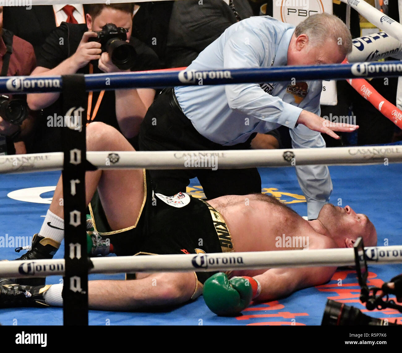 wilder knocks down fury 0041