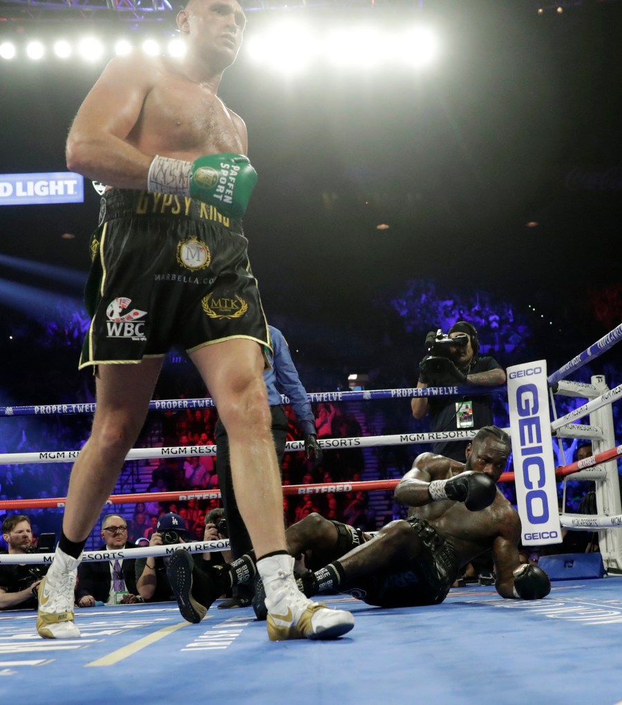 wilder knocks down fury 0042