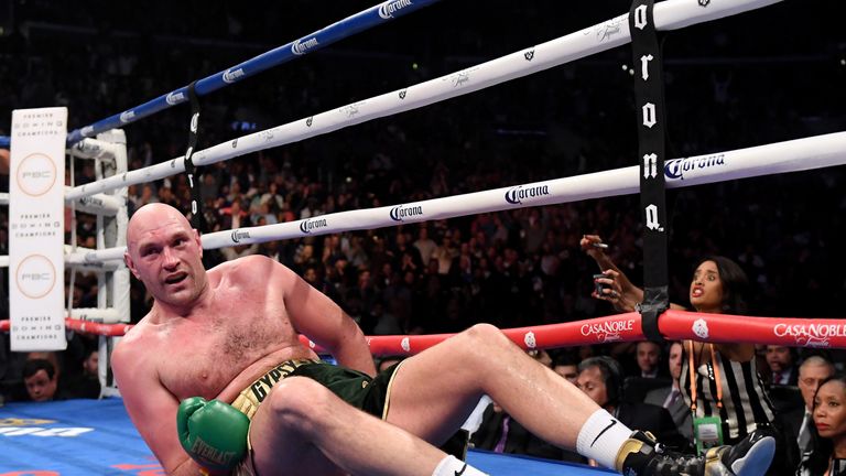 wilder knocks down fury 0044