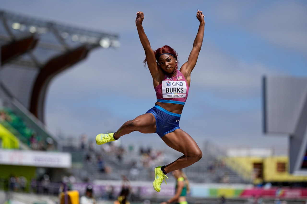 women's long jump landing 0022