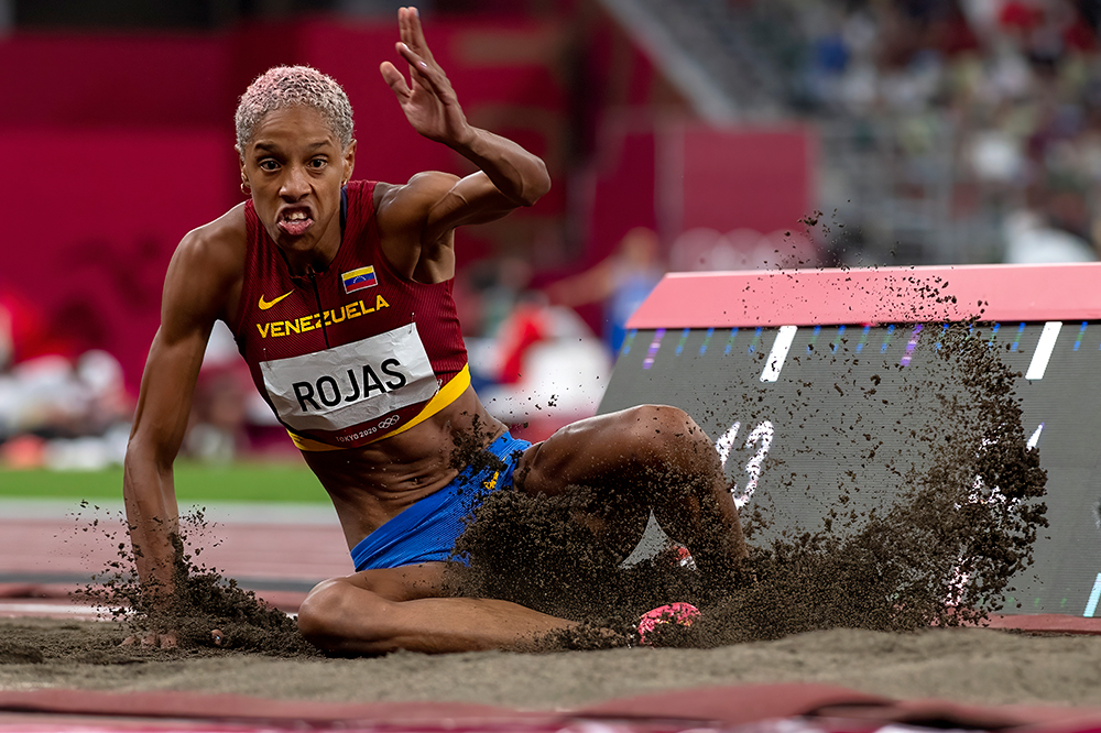 women's long jump landing 0023