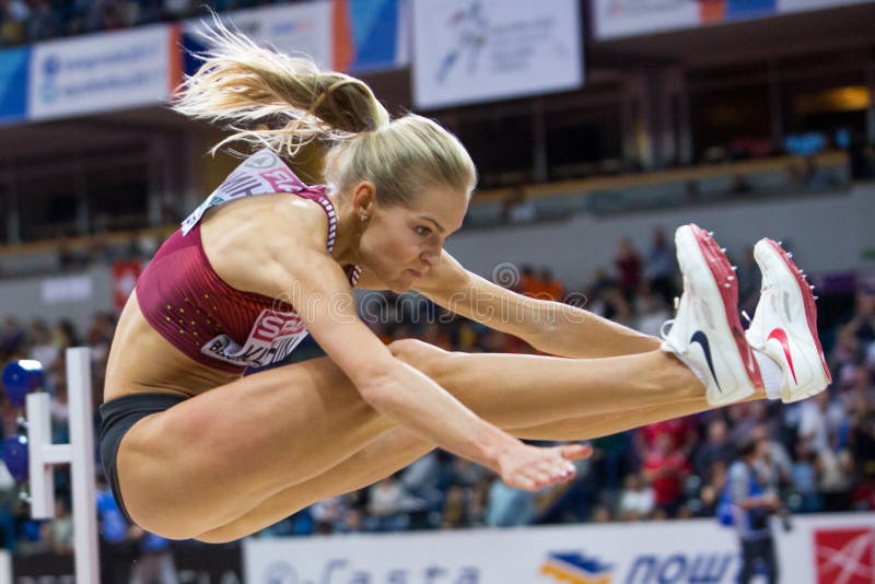 women's long jump landing 0029