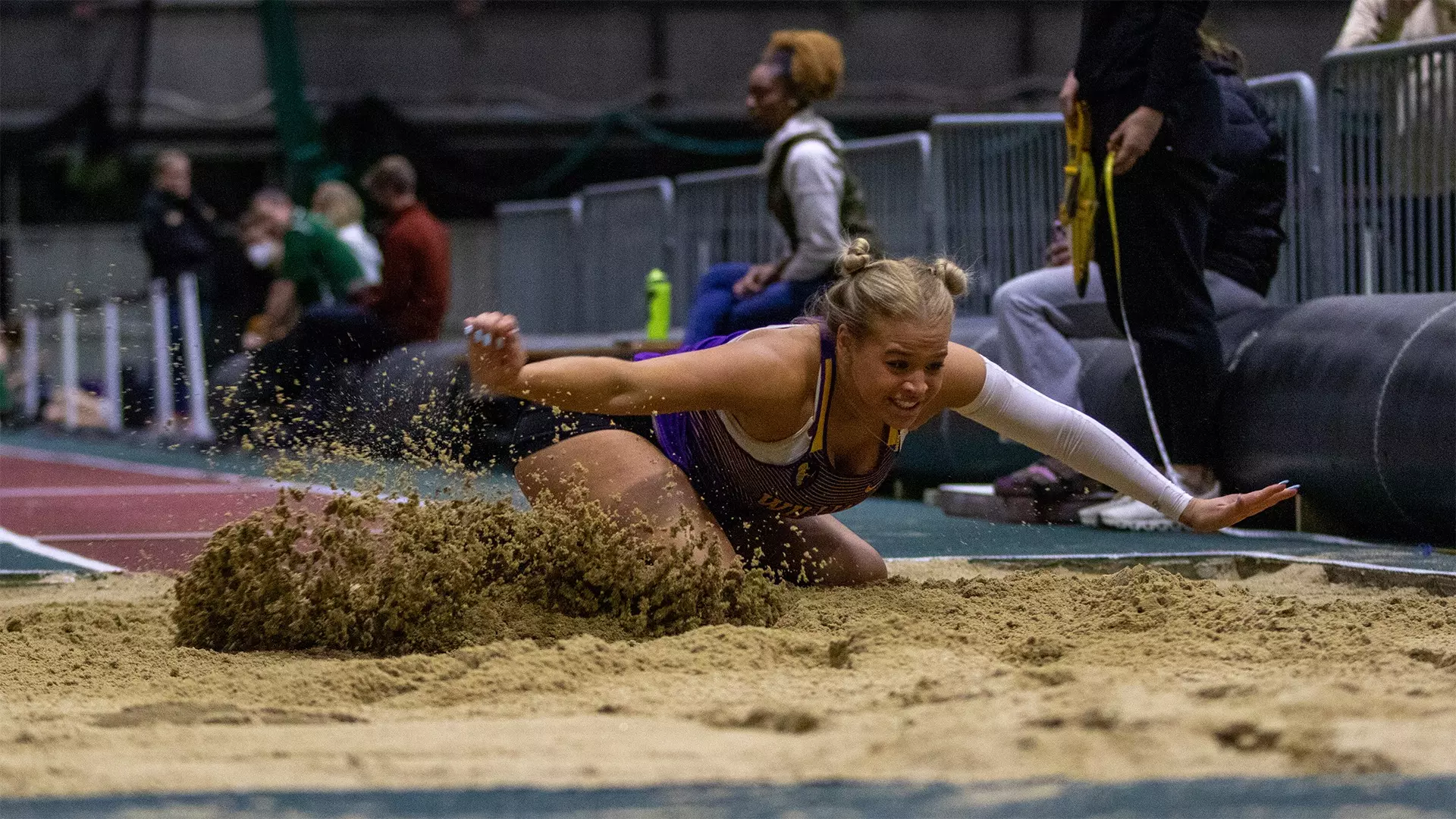 women's long jump landing 0034