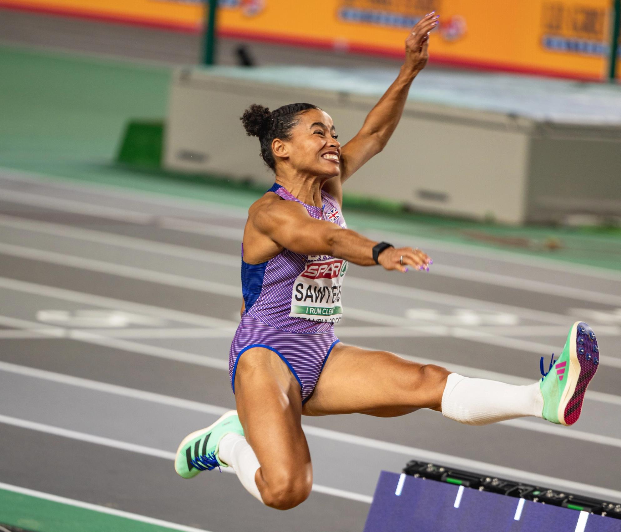 women's long jump landing 0036