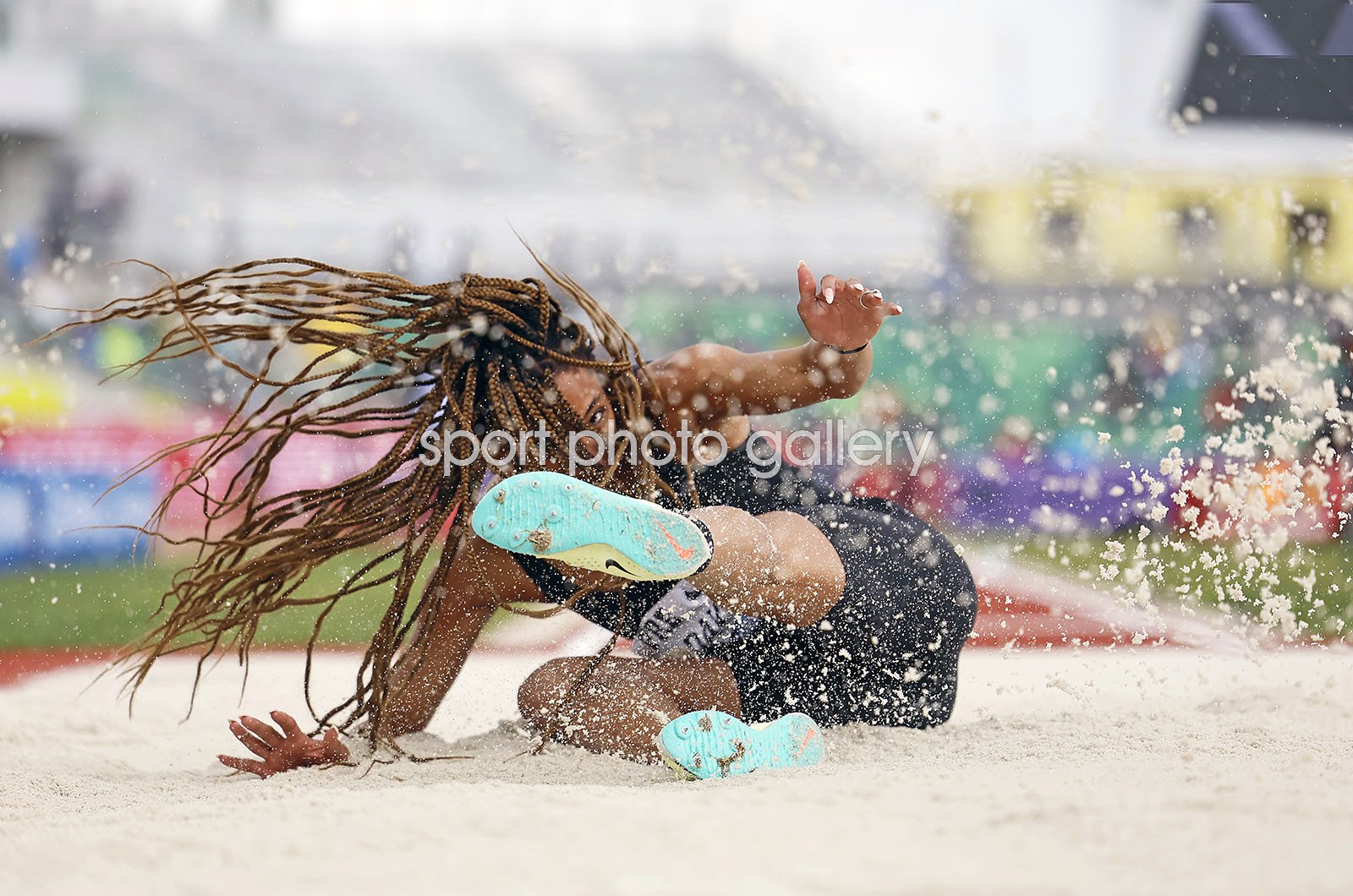 women's long jump landing 0037