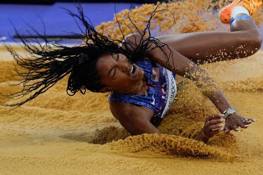 women's long jump landing 0040