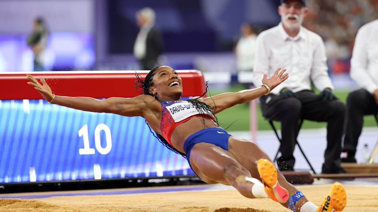 women's long jump landing 0044