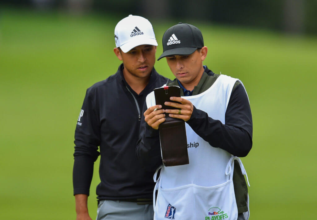 xander schauffele caddie