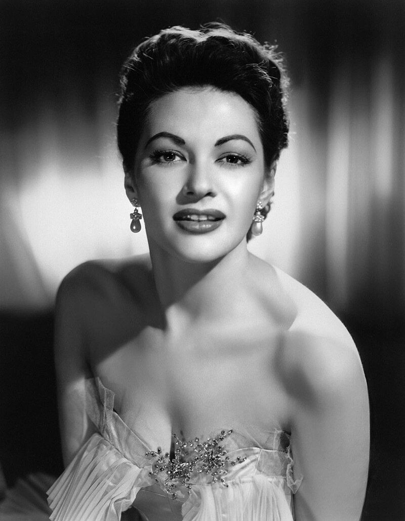 Yvonne De Carlo style