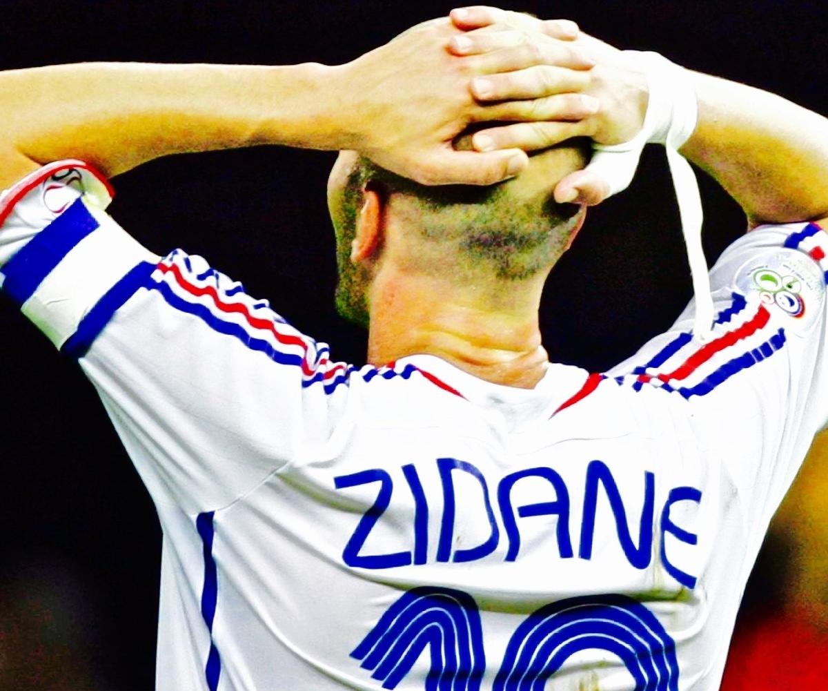 zidane walking past the world cup 0015