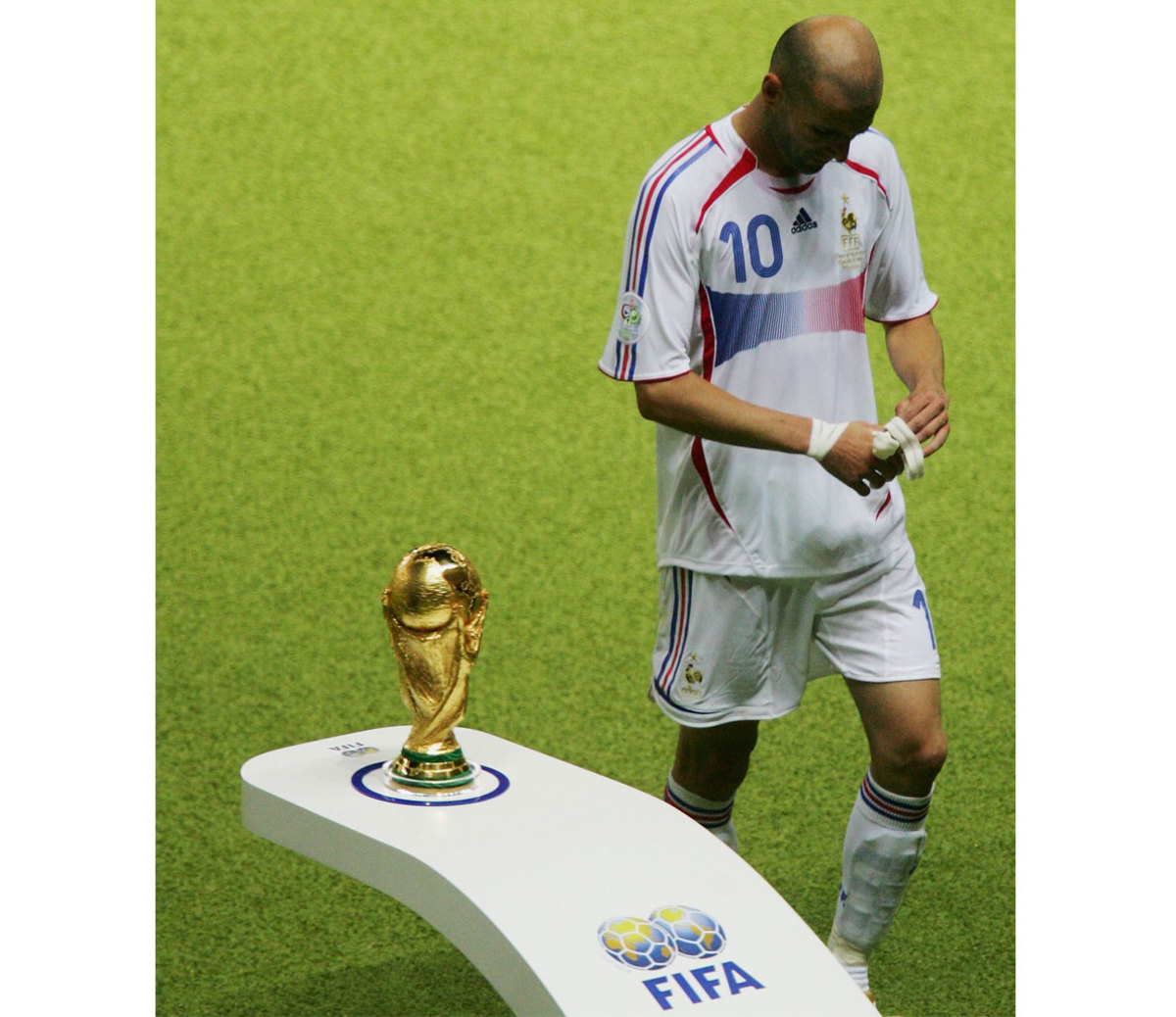 Zidane walking past trophy