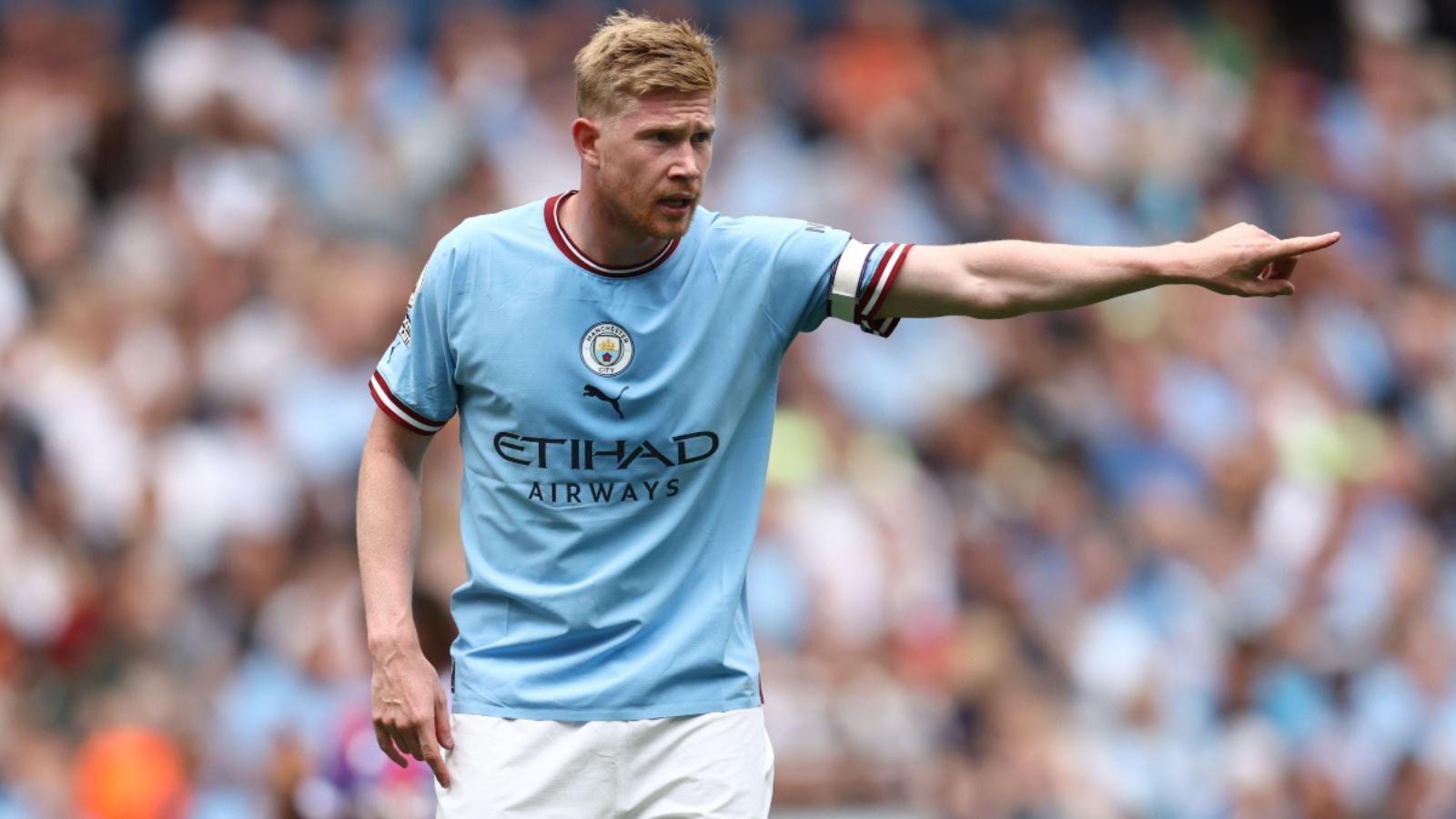 Kevin de Bruyne points during the Premier League game between Manchester City and Crystal Palace at Etihad Stadium, Manchester, August 2022.