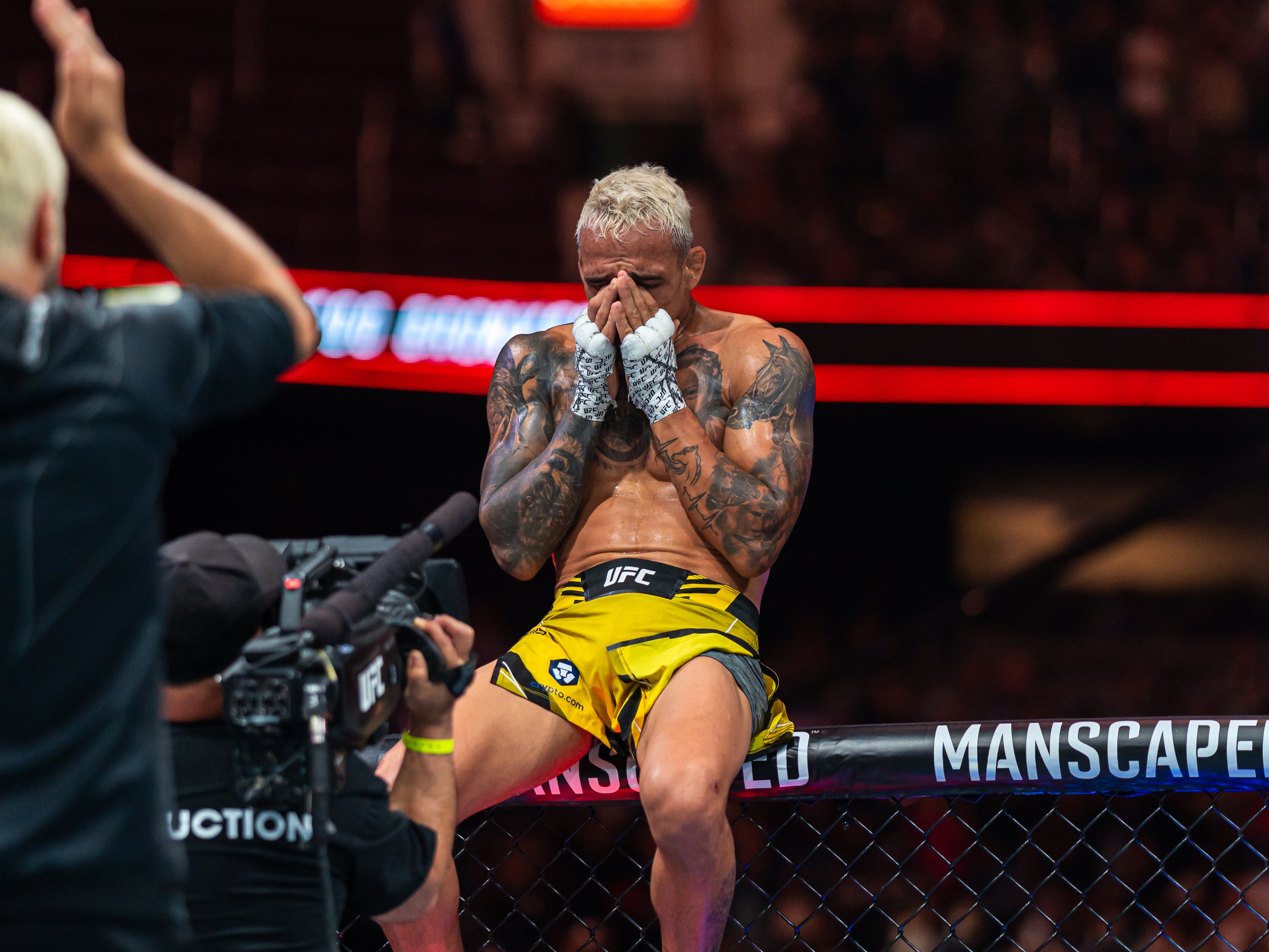 Eye-catching moments of charles oliveira showcasing brazil’s fighting spirit