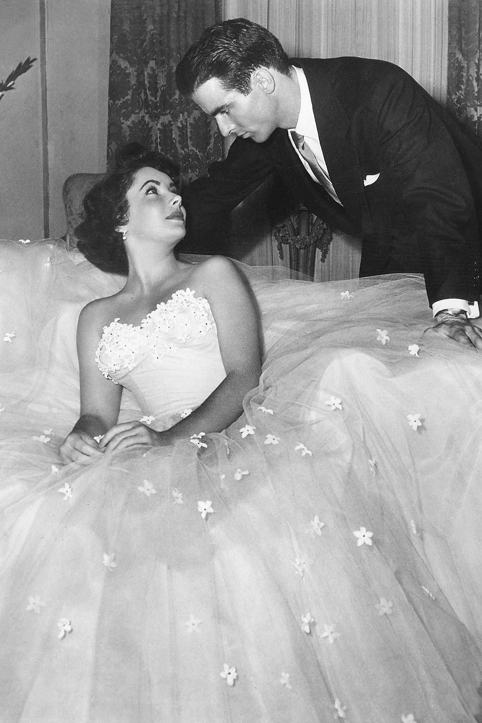 Elizabeth taylor dress showcases disciplined elegance and timeless style
