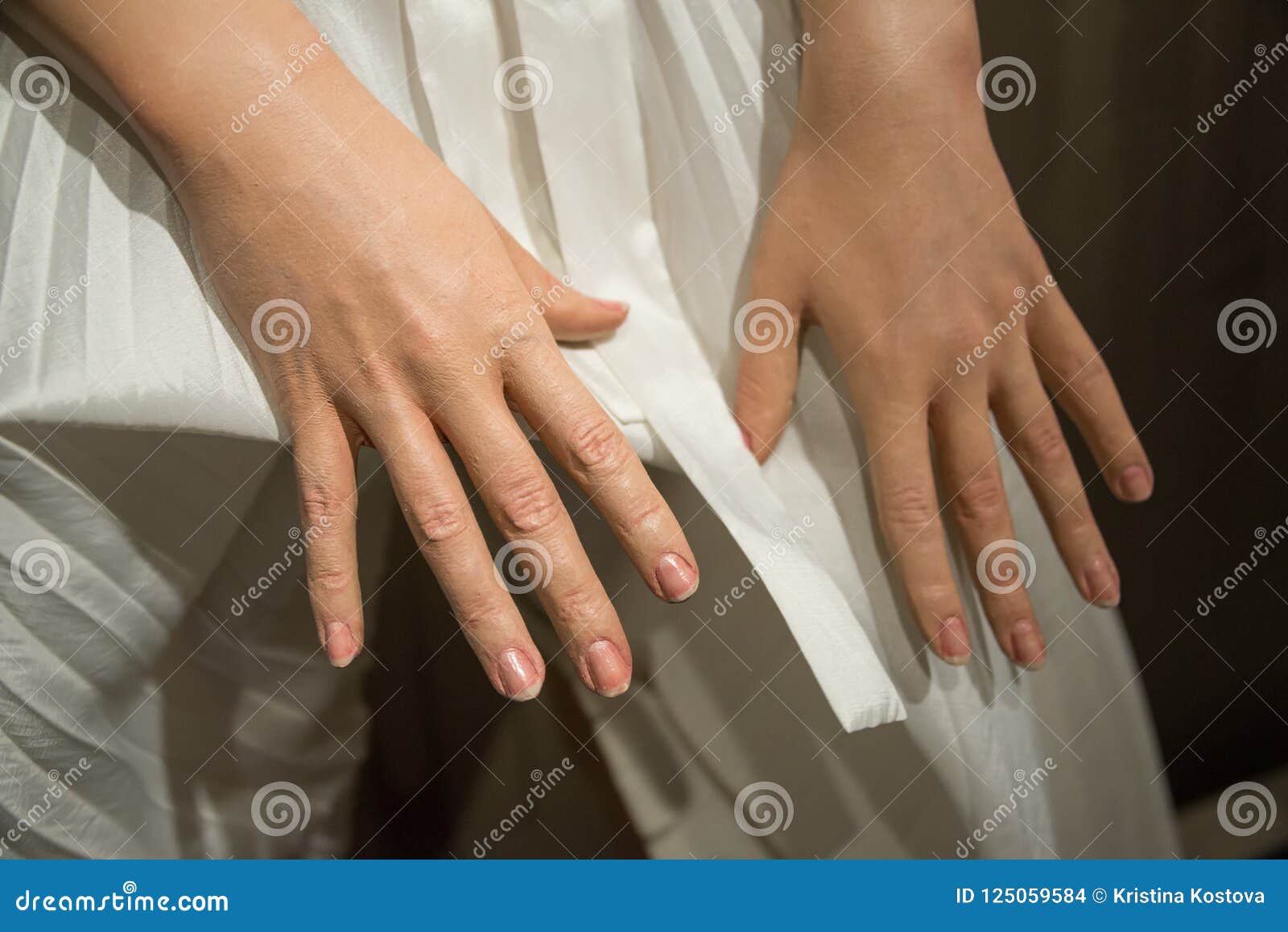 Marilyn monroe hands showcase elegance in timeless iconic moments