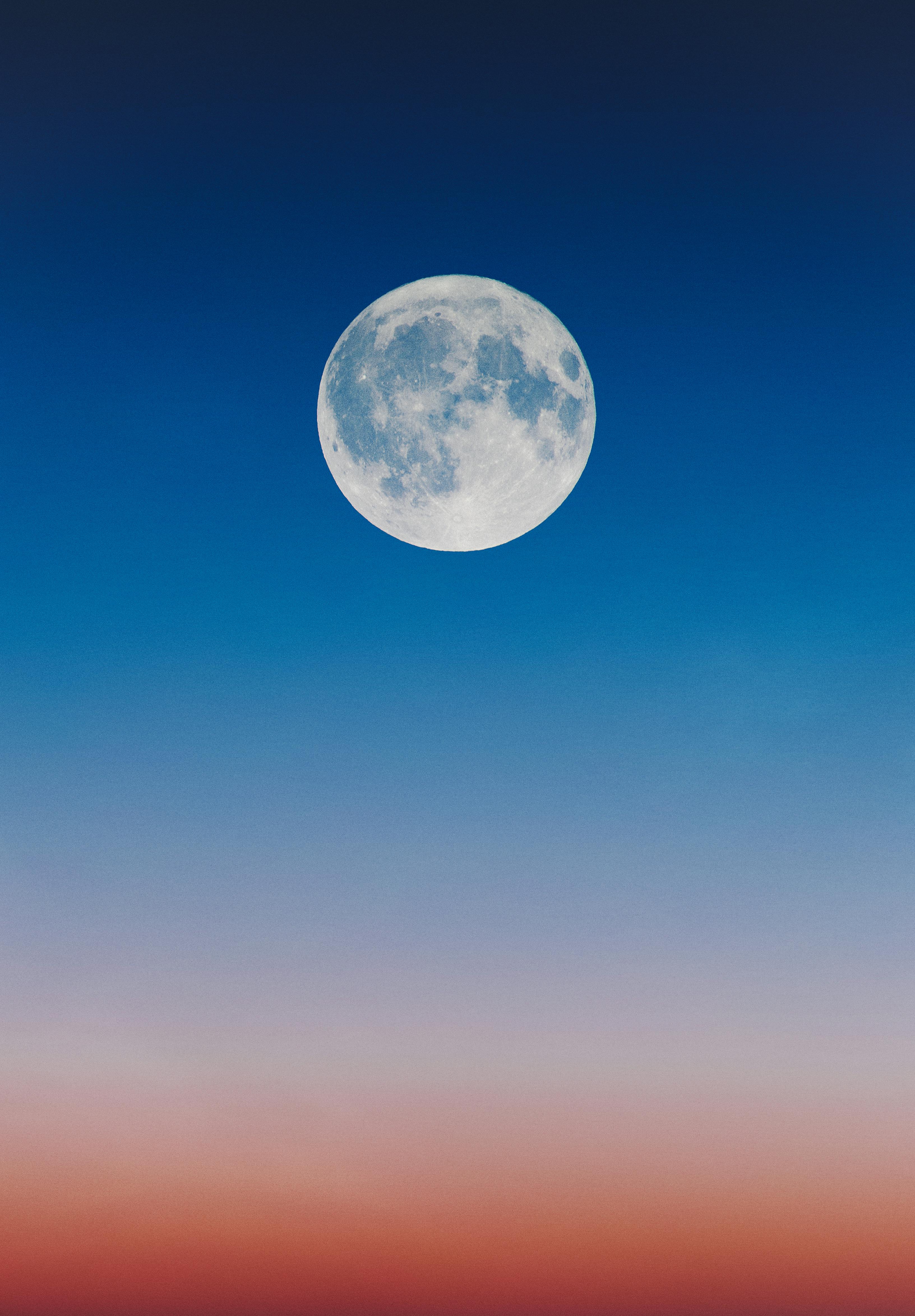 Focused moon portrait captures the magic of lunar beauty tonight