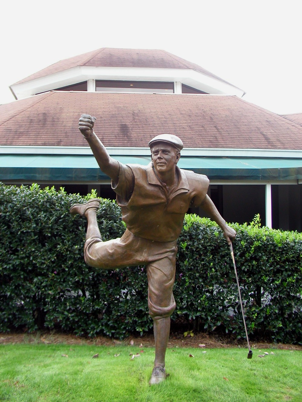 Payne stewart statue stands as a dominant tribute to a golfing legend