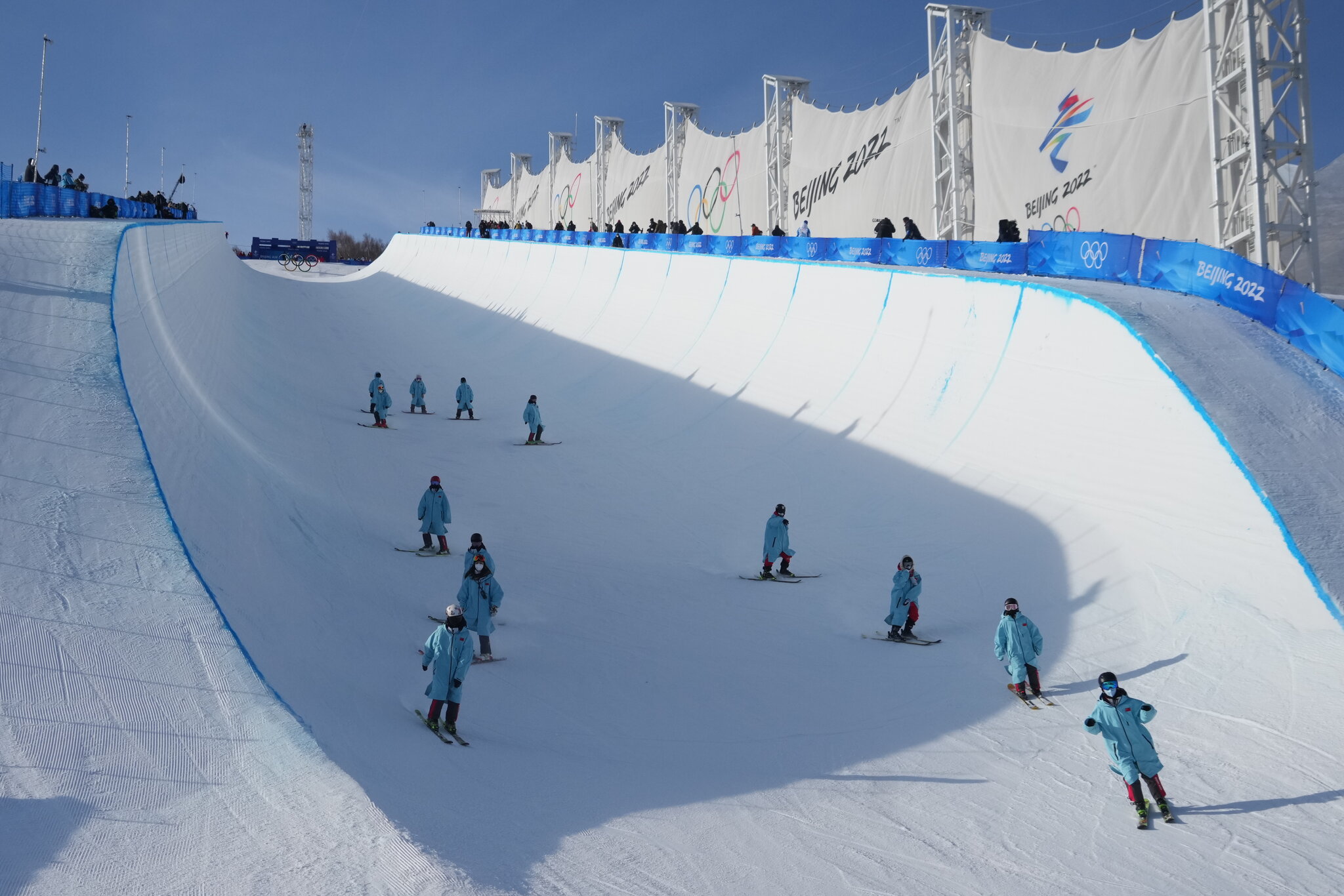 Stunning skiing half pipe tricks that will take your breath away