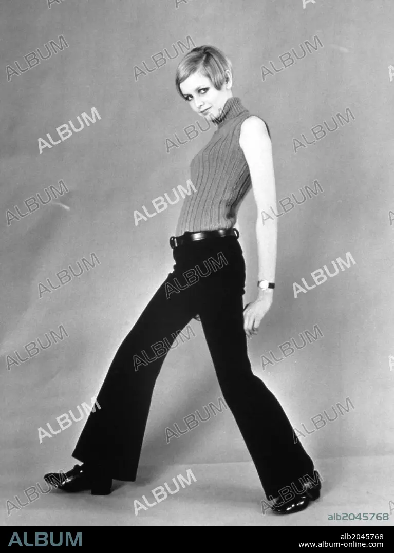 Top iconic moments and styles of twiggy in 1966 that defined fashion